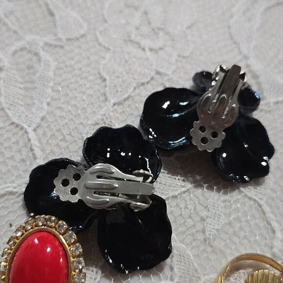 Lot of 10 Vintage Clip On And Pierce Earrings - Picture 17 of 17